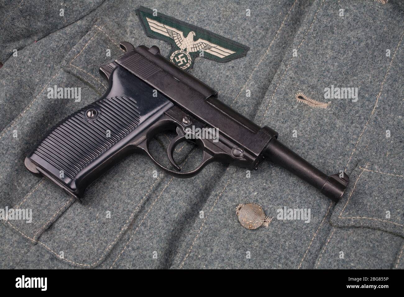 Era la seconda guerra mondiale esercito tedesco nazista pistola semiautomatica da 9 mm su sfondo uniforme grigio esercito Foto Stock