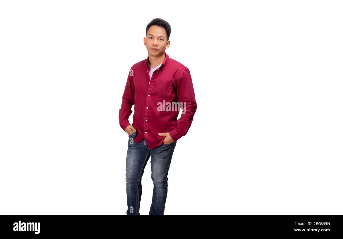 Un bell'uomo tailandese in camicia rossa scura con jeans blu sotto  l'illuminazione studio messa a punto Foto stock - Alamy