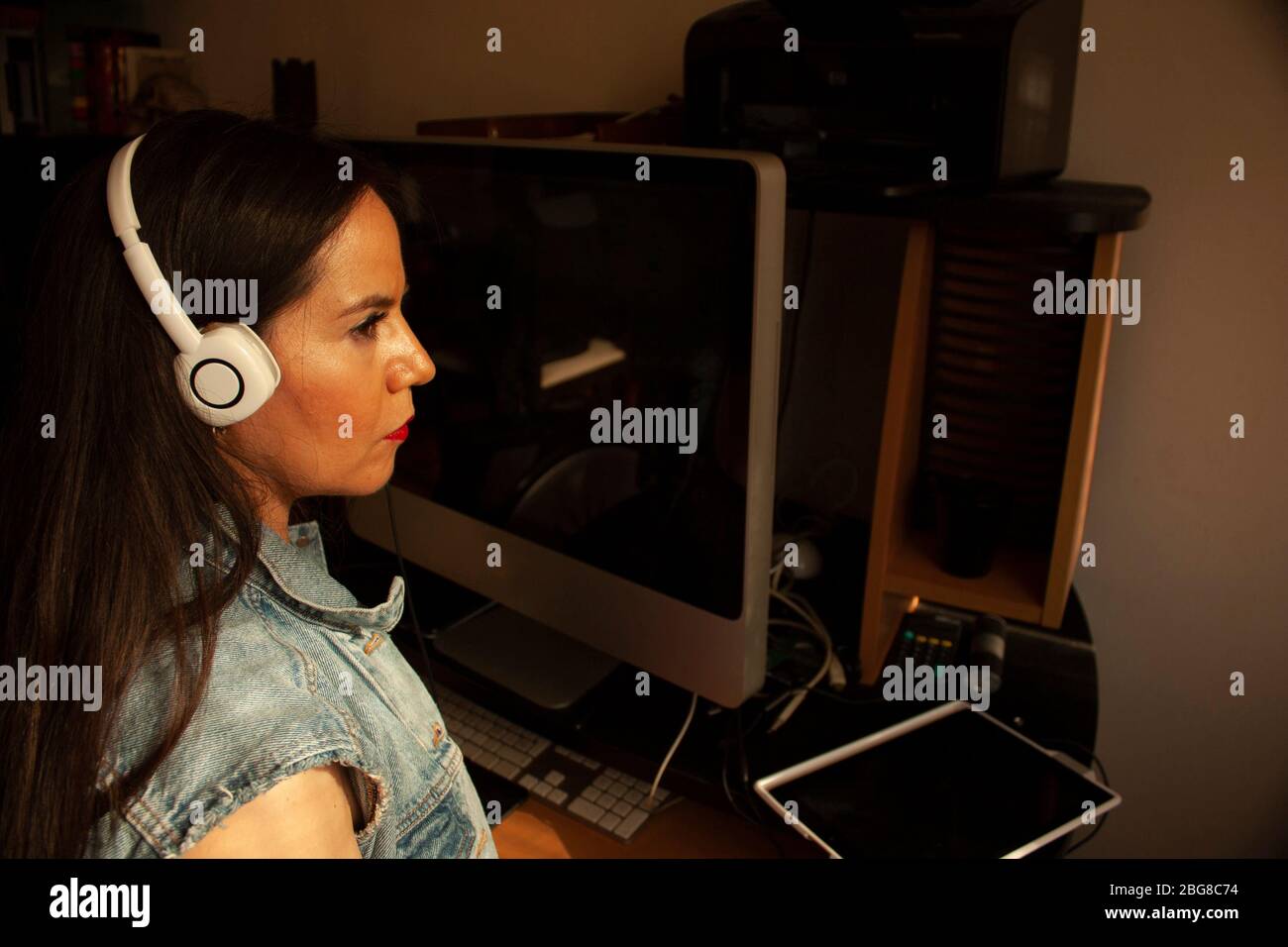 Donna tra i 40 e i 45 anni di età ascoltando attentamente ciò che dicono su videochiamata casa ufficio Messico Foto Stock