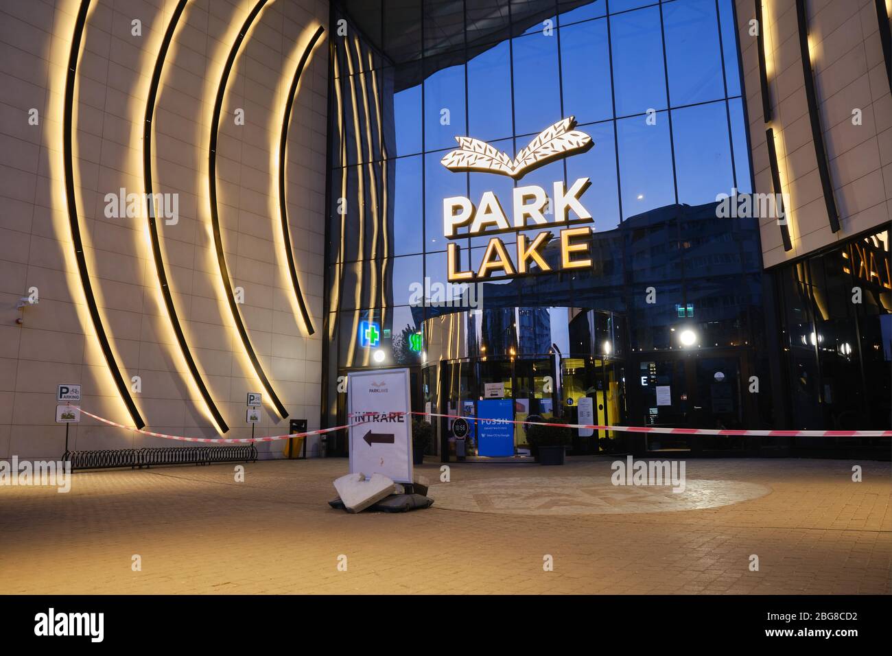 Bucarest, Romania - 18 aprile 2020: Ingresso principale del centro  commerciale ParkLake il sabato sera, chiuso con nastro barricata durante  l'iso Coronavirus Foto stock - Alamy