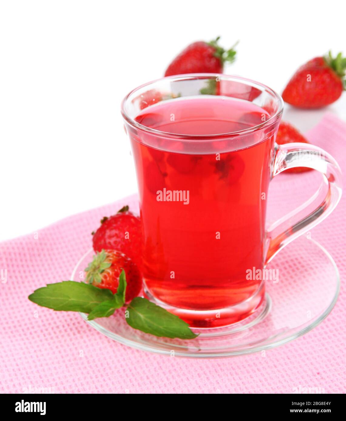 Delizioso tè alle fragole sul tavolo su sfondo bianco Foto Stock