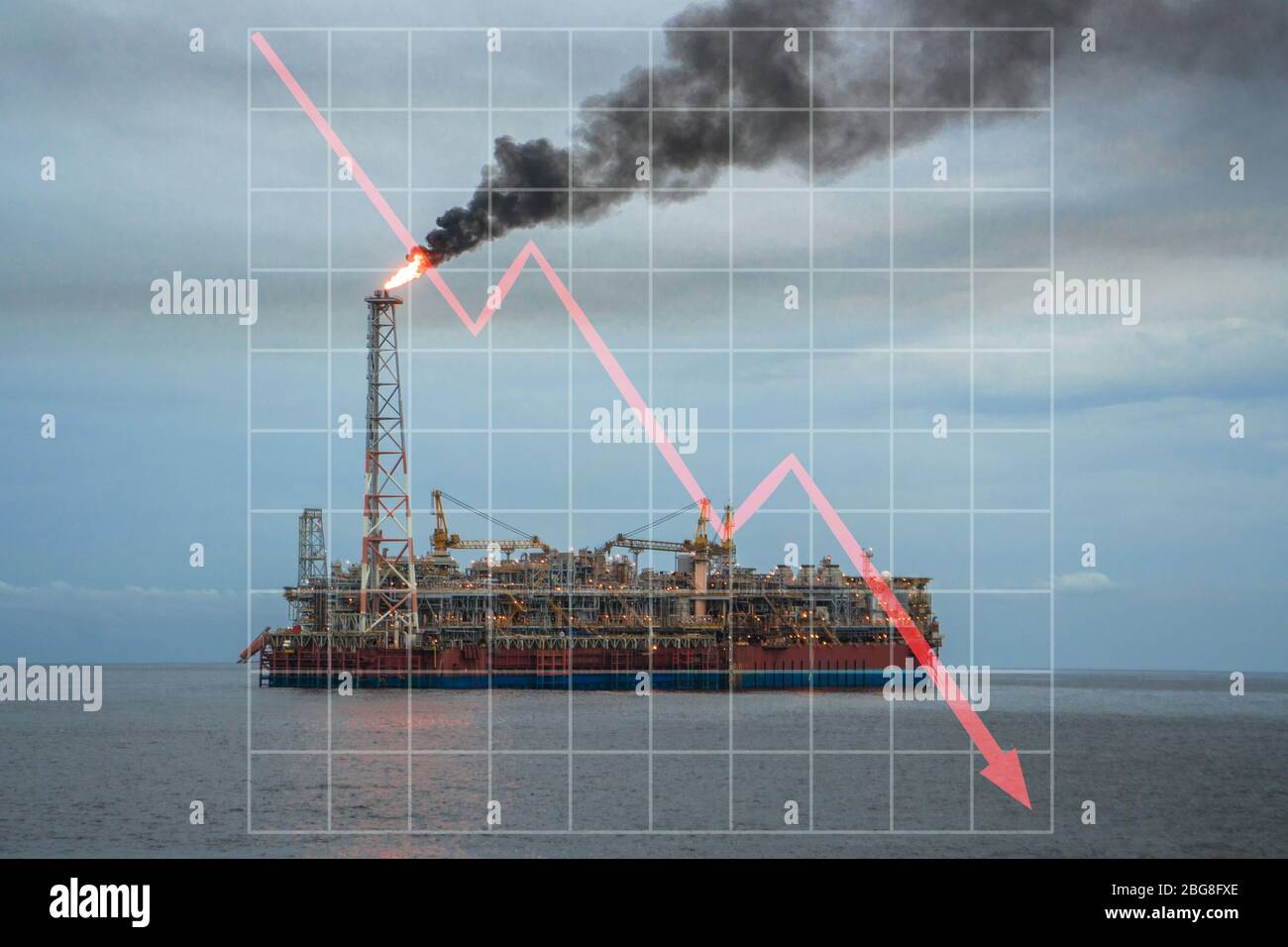 Concetto di mercato in calo nell'industria petrolifera marina con grafica in discesa. Nave cisterna FPSO su giacimenti petroliferi offshore Foto Stock