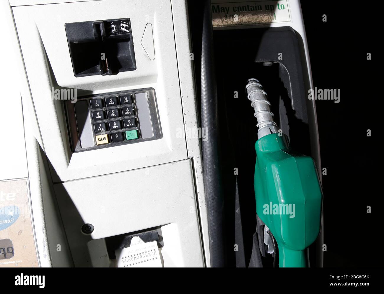 Una pompa a gas attende di essere messa in uso presso una stazione di servizio a New York City lunedì 20 aprile 2020. Le scorte sono scese il lunedì con il Dow che è sceso quasi 600 punti. I futures petroliferi degli Stati Uniti sono affondati sotto zero per la prima volta nella storia a causa della pandemia di coronavirus. Foto di John Angelillo/UPI Credit: UPI/Alamy Live News Foto Stock