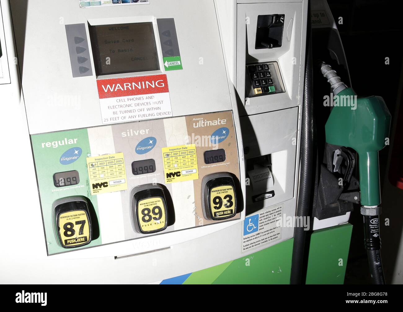 New York, Stati Uniti. 20 aprile 2020. Una pompa a gas attende di essere messa in uso presso una stazione di servizio a New York City lunedì 20 aprile 2020. Le scorte sono scese il lunedì con il Dow che è sceso quasi 600 punti. I futures petroliferi degli Stati Uniti sono affondati sotto zero per la prima volta nella storia a causa della pandemia di coronavirus. Foto di John Angelillo/UPI Credit: UPI/Alamy Live News Foto Stock