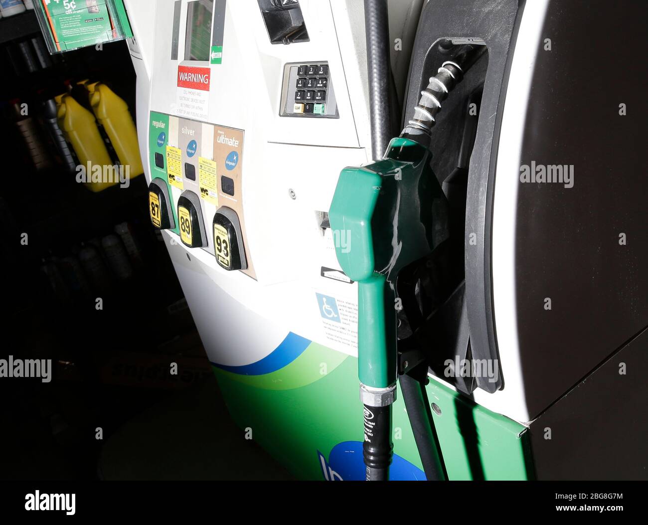 Una pompa a gas attende di essere messa in uso presso una stazione di servizio a New York City lunedì 20 aprile 2020. Le scorte sono scese il lunedì con il Dow che è sceso quasi 600 punti. I futures petroliferi degli Stati Uniti sono affondati sotto zero per la prima volta nella storia a causa della pandemia di coronavirus. Foto di John Angelillo/UPI Credit: UPI/Alamy Live News Foto Stock