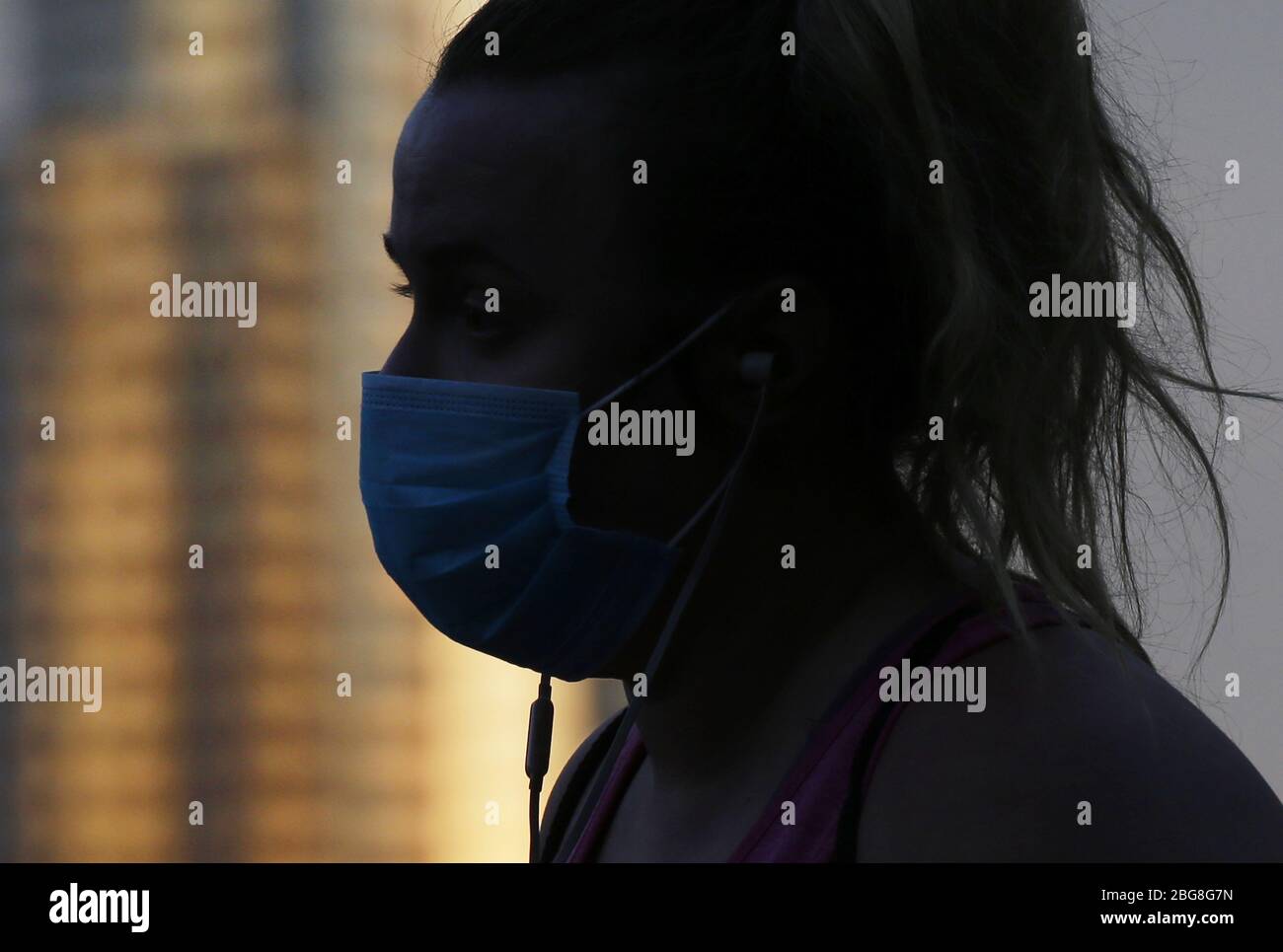 New York, Stati Uniti. 20 aprile 2020. Una donna indossa una maschera protettiva a New York City lunedì 20 aprile 2020. Le scorte sono scese il lunedì con il Dow che è sceso quasi 600 punti. I futures petroliferi degli Stati Uniti sono affondati sotto zero per la prima volta nella storia a causa della pandemia di coronavirus. Foto di John Angelillo/UPI Credit: UPI/Alamy Live News Foto Stock