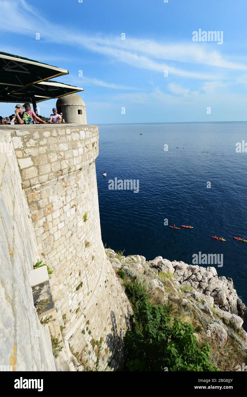Godendo della vista sul mare Adriatico dalle mura della città vecchia di Dubrovnik, Croazia. Foto Stock