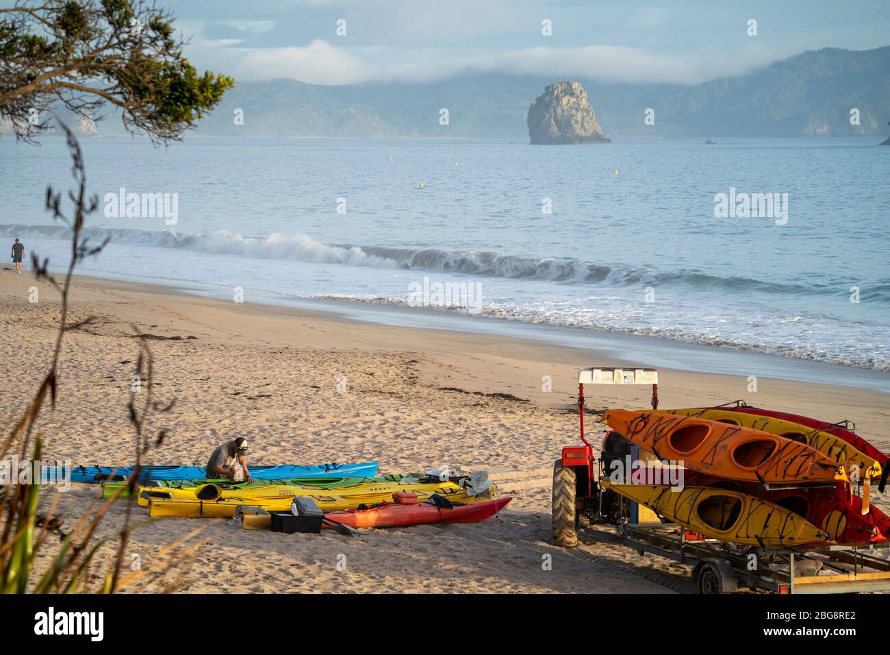 Kayak sulla spiaggia di Hahei, Penisola di Coromandel, Isola del Nord, Nuova Zelanda Foto Stock