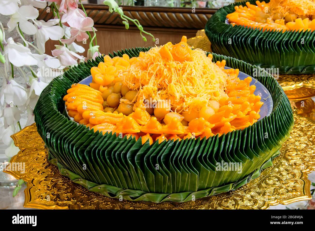 mix di dessert giallo tailandese con l'uovo di york servire su foglia di banana verde alla cerimonia di nozze Foto Stock