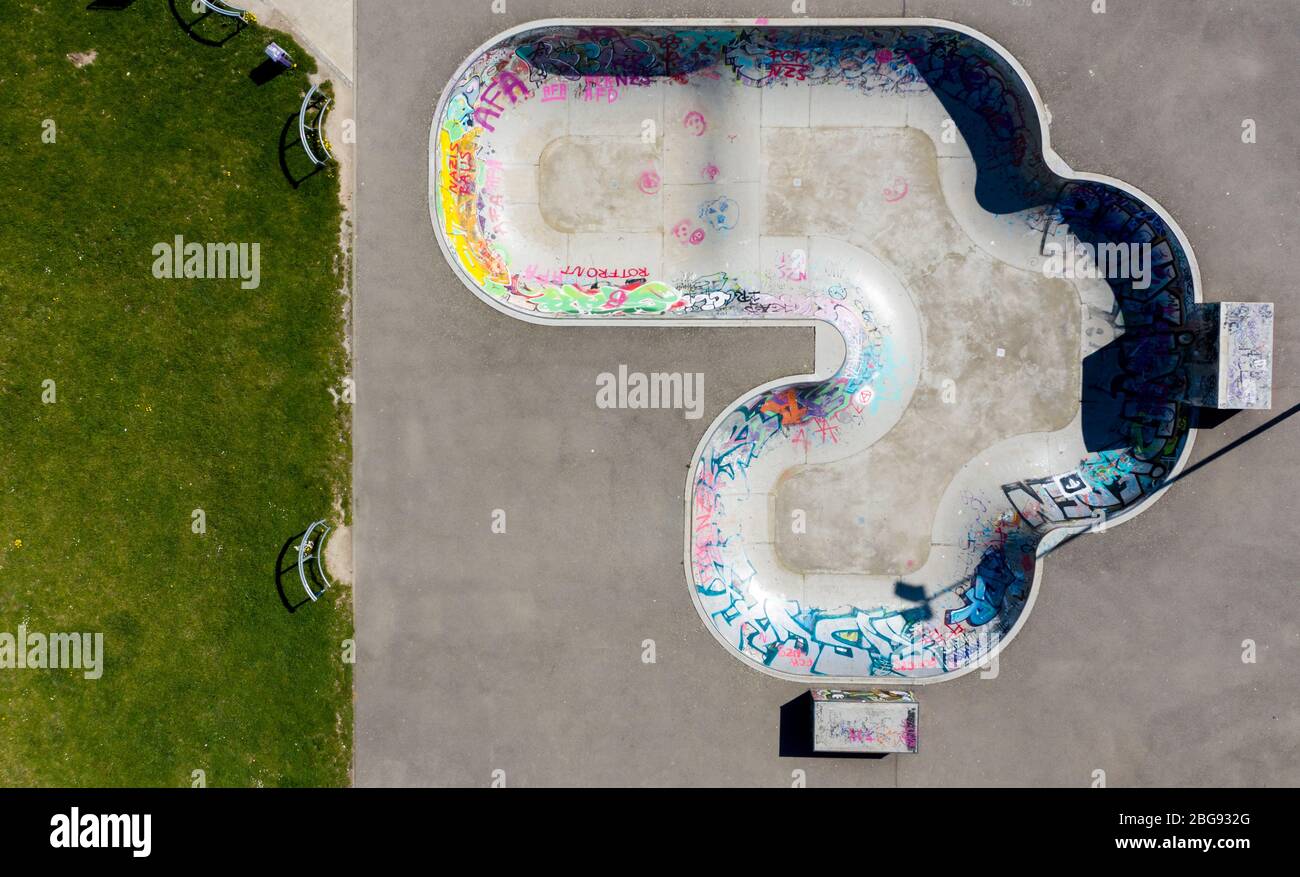 Chemnitz, Germania. 20 aprile 2020. Una struttura vuota per gli skater nel centro di Chemnitz. A causa dell'estensione delle restrizioni di contatto, i parchi giochi e le strutture sportive sono ancora chiusi. Vari stati stanno considerando di allentare le restrizioni per gli sport di massa a partire dall'inizio di maggio. (Foto aerea con drone) Credit: Jan Woitas/dpa-Zentralbild/dpa/Alamy Live News Foto Stock