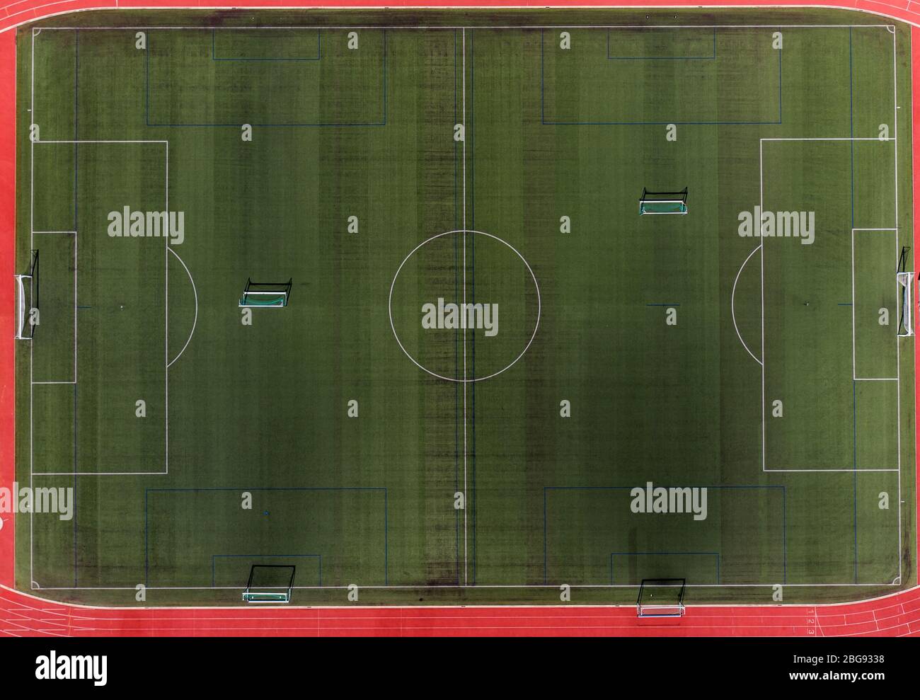 Chemnitz, Germania. 20 aprile 2020. Il campo sportivo vuoto di tu Chemnitz. A causa dell'estensione delle restrizioni di contatto, i parchi giochi e le strutture sportive sono ancora chiusi. Vari stati federali stanno considerando di allentare le restrizioni per gli sport di massa a partire dall'inizio di maggio. (Foto aerea con drone) Credit: Jan Woitas/dpa-Zentralbild/dpa/Alamy Live News Foto Stock