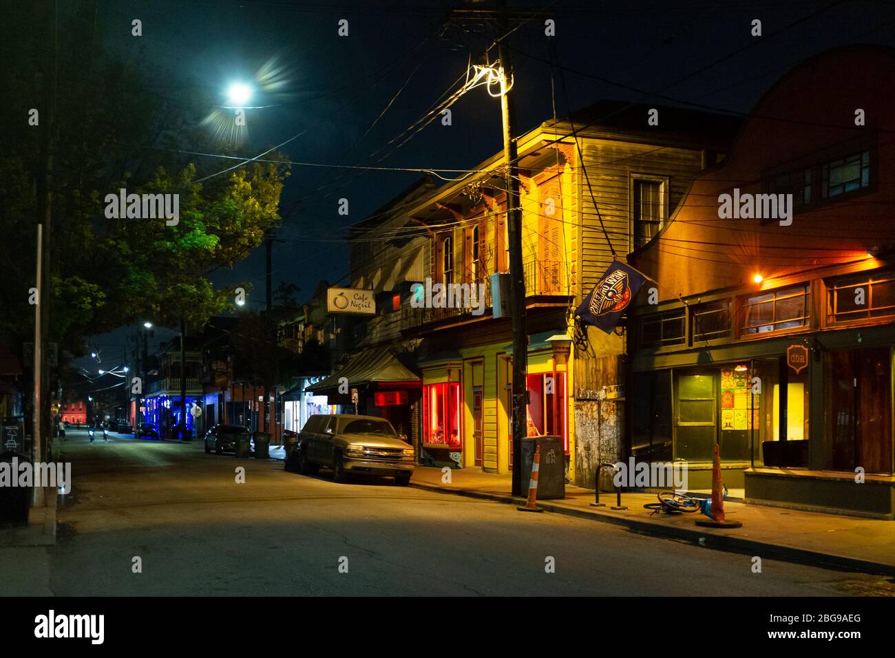 Frenchmen Street, centro nevralgico della scena musicale e della vita notturna di New Orleans, visto deserte durante la pandemia del coronavirus del 2020, 18 marzo 2020. Foto Stock