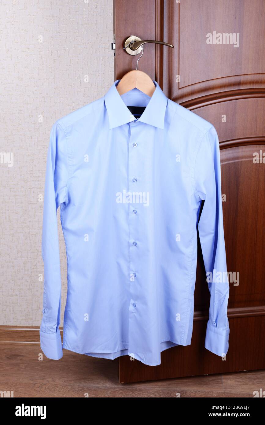 Camicia appesa alla porta Foto stock - Alamy