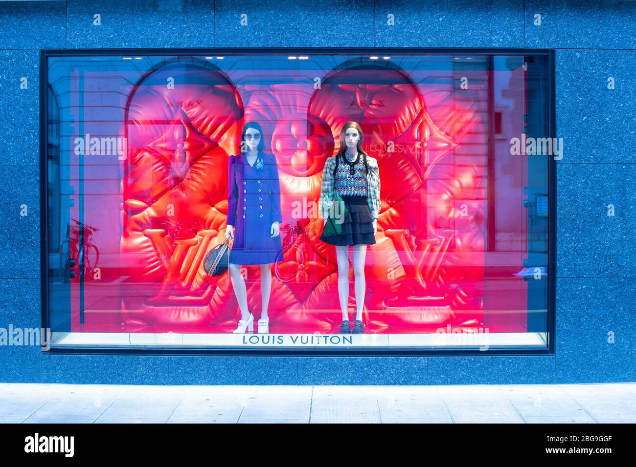 Ginevra, Svizzera, marzo 2020: Louis Vuitton vetrata con vestiti in  esposizione per la vendita, LV Louis Vuitton è casa di moda francese Foto  stock - Alamy