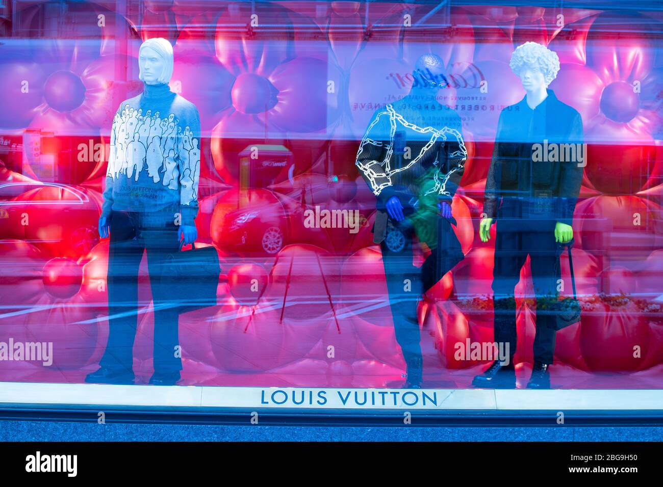Ginevra, Svizzera, marzo 2020: Louis Vuitton vetrata con vestiti in  esposizione per la vendita, LV Louis Vuitton è casa di moda francese Foto  stock - Alamy
