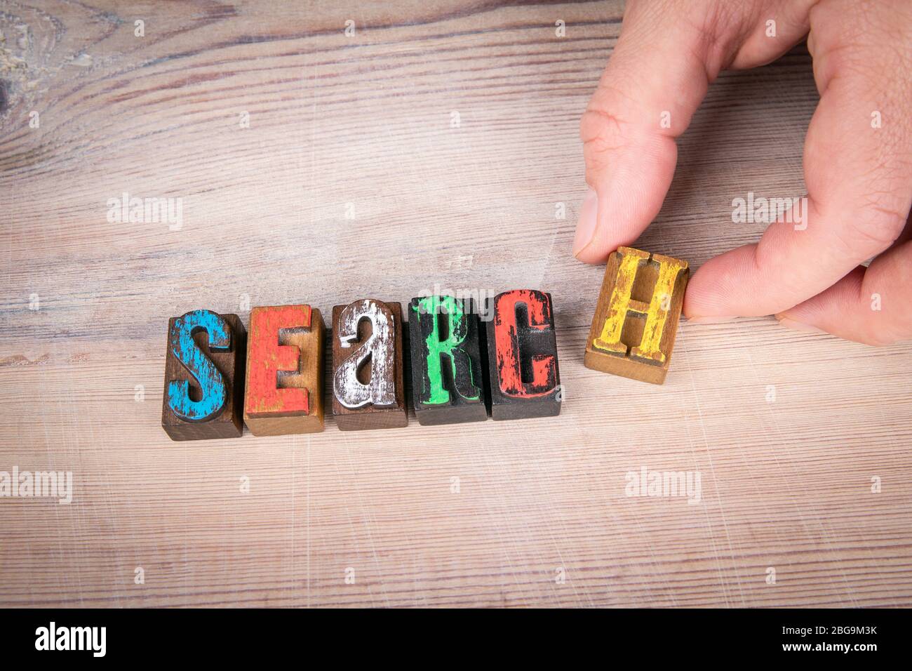 RICERCA. Internet, scienza, salute e servizio. Lettere di legno colorate su sfondo chiaro Foto Stock