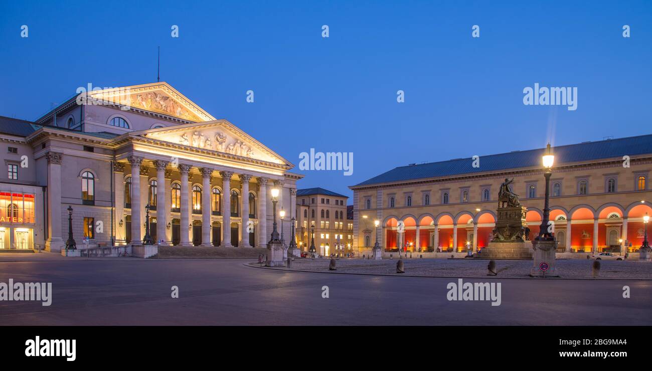 Max-Joseph-Platz con l'Opera di Stato bavarese, il Palais Toerring-Jettenbach e la statua di Re Massimiliano i di Baviera, Germania al crepuscolo, Monaco, Baviera Foto Stock