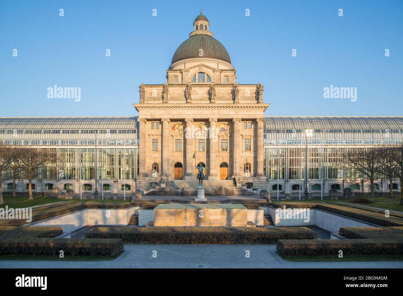 Cancelleria di Stato bavarese, davanti al memoriale di guerra, Hofgarten,  Monaco, Baviera, Germania Foto stock - Alamy