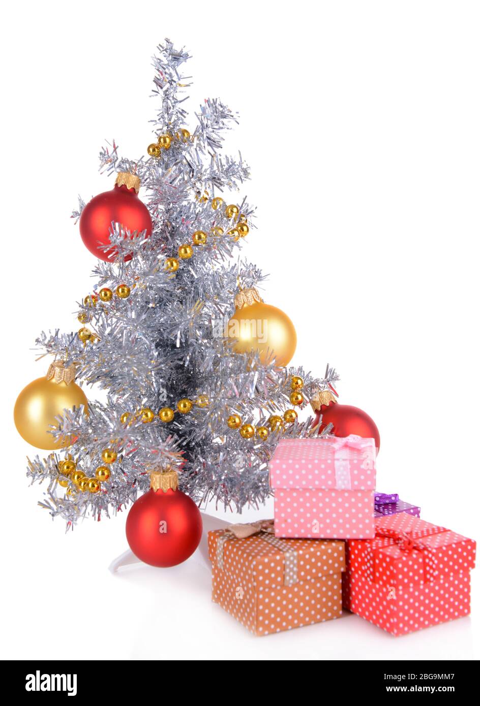 Albero decorativo di Natale con regali isolati su bianco Foto Stock