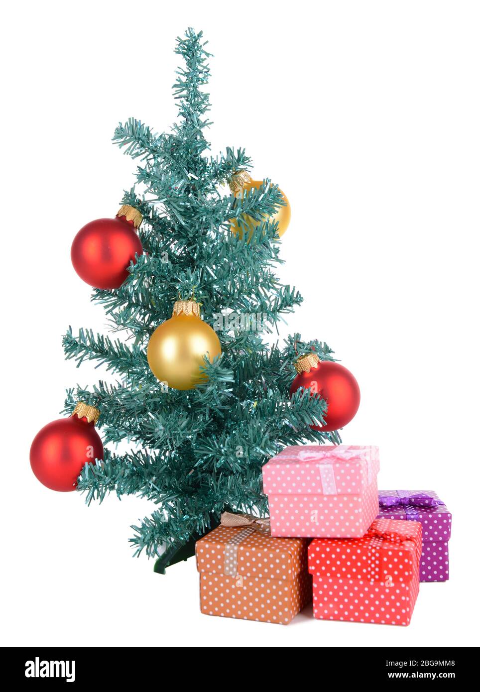 Albero decorativo di Natale con regali isolati su bianco Foto Stock