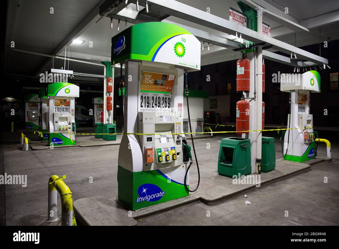 (200421) -- NEW YORK, 21 aprile 2020 (Xinhua) -- le pompe di gas sono viste ad una stazione di benzina, che ha ridotto le sue ore di funzionamento, nel quartiere di Brooklyn di New York, gli Stati Uniti, il 20 aprile 2020. I prezzi del petrolio americano sono crollati verso il territorio negativo per la prima volta nella storia di lunedì, alimentato da uno shock della domanda legato alla pandemia e da timori di eccesso di offerta. Il West Texas Intermediate (WTI) per la consegna di maggio ha versato 55.9 dollari USA, o più del 305 per cento, per stabilirsi a -37,63 dollari un barile sul New York Mercantile Exchange, implicando che i produttori pagherebbero i compratori per togliere il petrolio il loro han Foto Stock