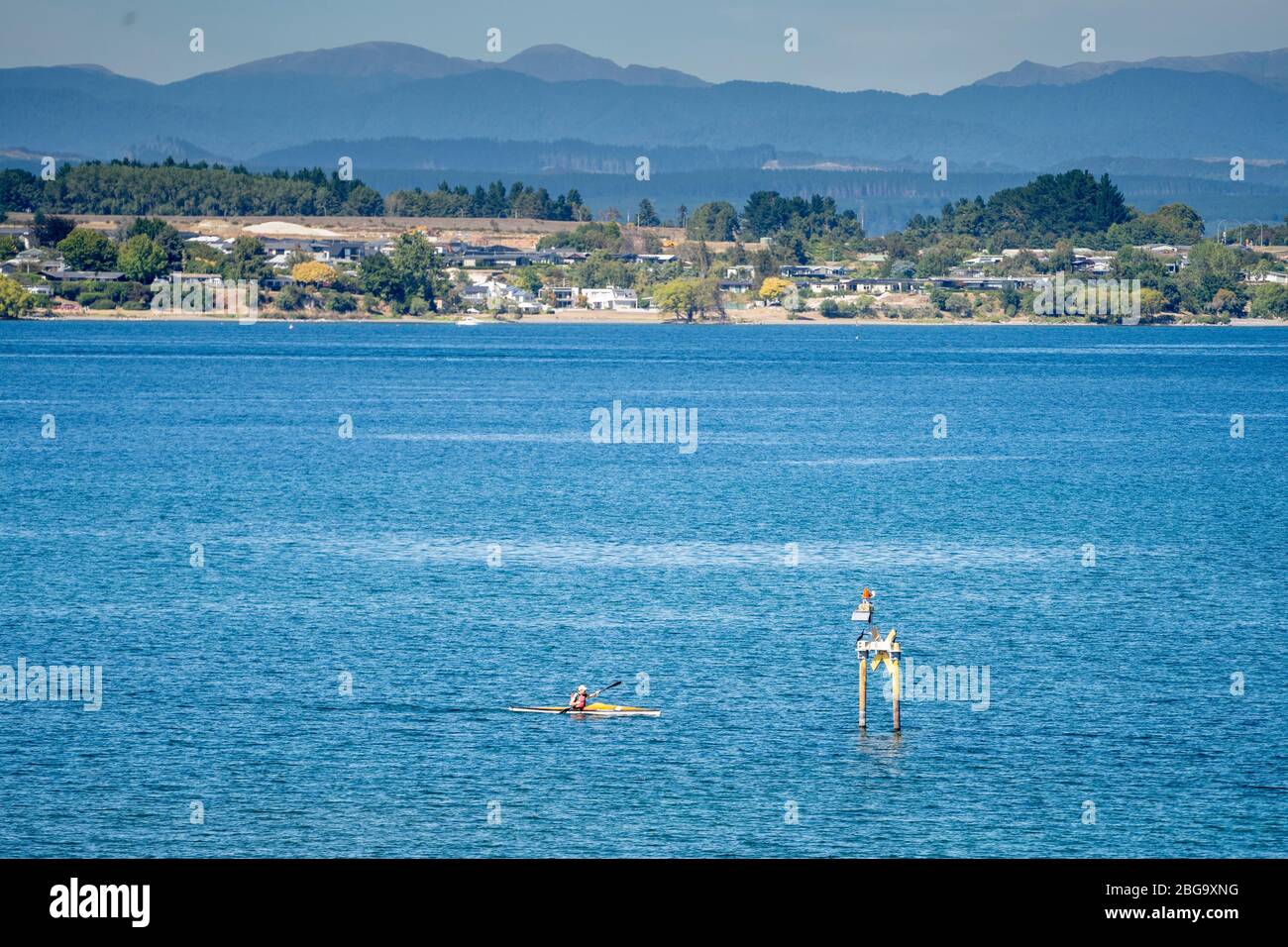 Kayak pagaia in giornata di sole al Lago Taupo, Isola del Nord, Nuova Zelanda Foto Stock