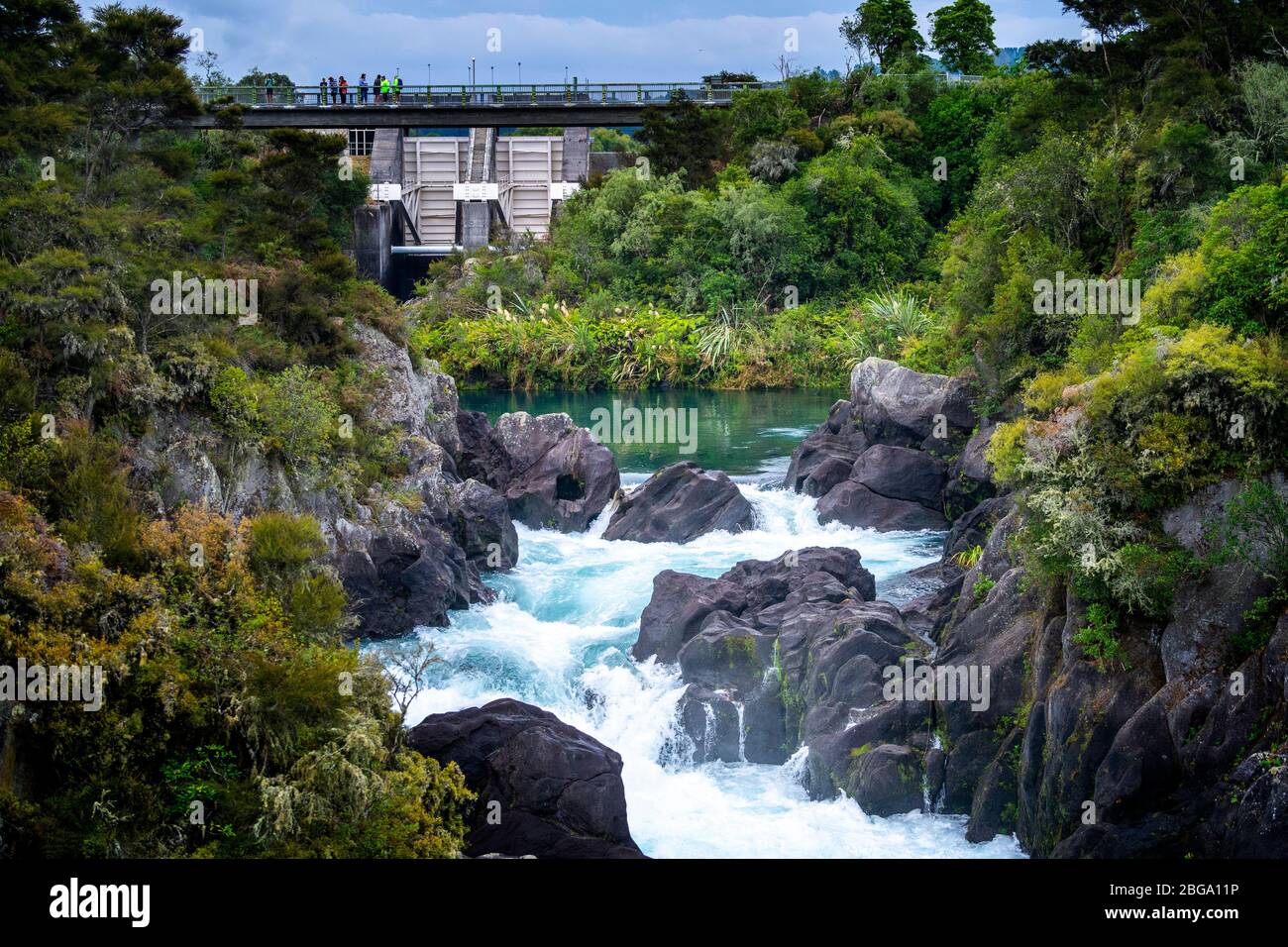 Acqua rilasciata dalla diga di ratiatia che allagano le rapide di ratiatia, Taupo, Isola del Nord, Nuova Zelanda. Foto Stock