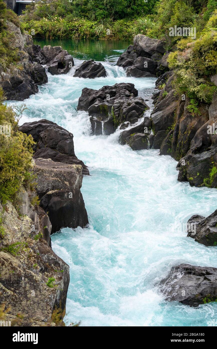 Acqua rilasciata dalla diga di ratiatia che allagano le rapide di ratiatia, Taupo, Isola del Nord, Nuova Zelanda. Foto Stock