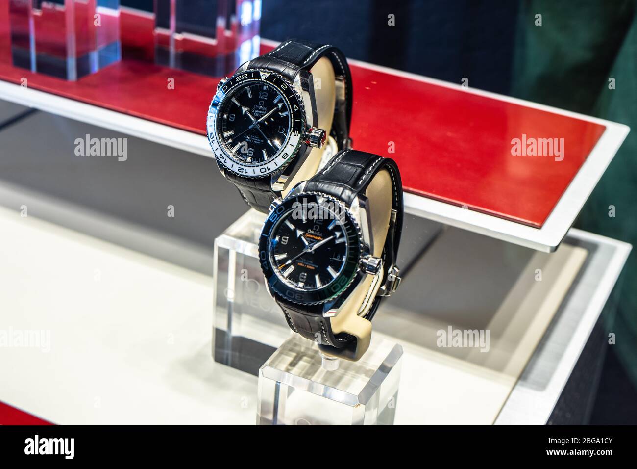 Ginevra, Svizzera, marzo 2020 Omega orologio, vetrina con orologi meccanici  alla moda in vendita, Omega è di lusso svizzera produttore di orologi Foto  stock - Alamy