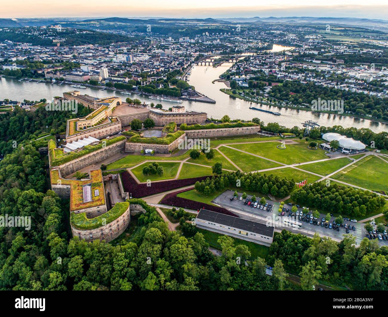 Veduta aerea della fortezza di Ehrenbreitstein e della città di Coblenza in Germania durante il tramonto. Foto Stock