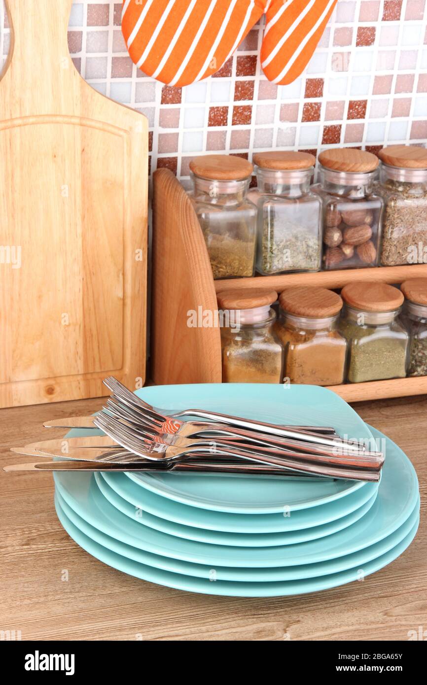 Piatti in cucina su tavola su tessere mosaico sfondo Foto Stock