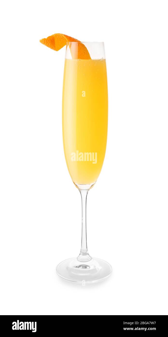 Bicchiere di gustoso cocktail mimosa su sfondo bianco Foto Stock