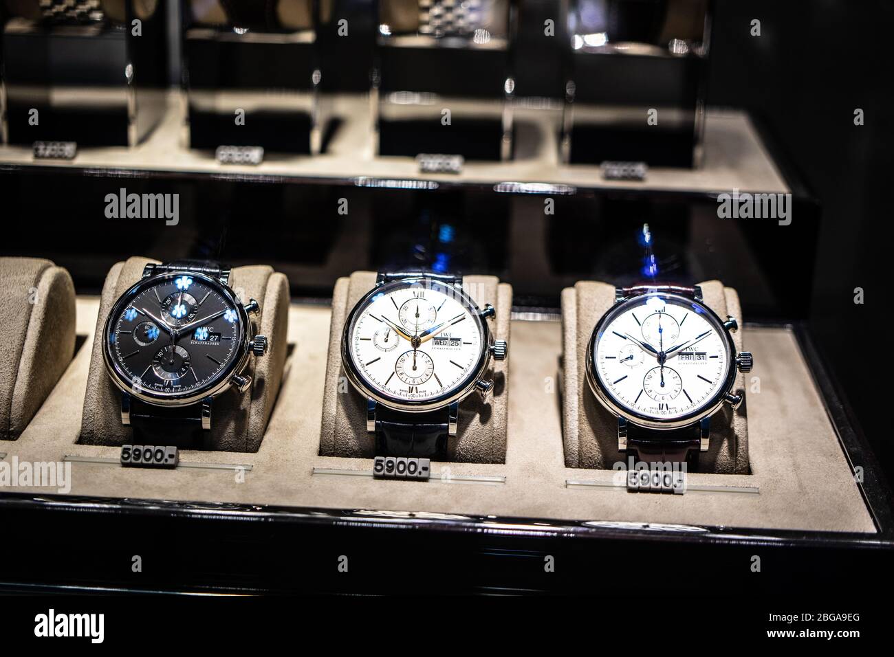 Ginevra, Svizzera, marzo 2020: Vetreria IWC con orologi meccanici alla  moda, International Watch Co. È un orologio svizzero di lusso Foto stock -  Alamy