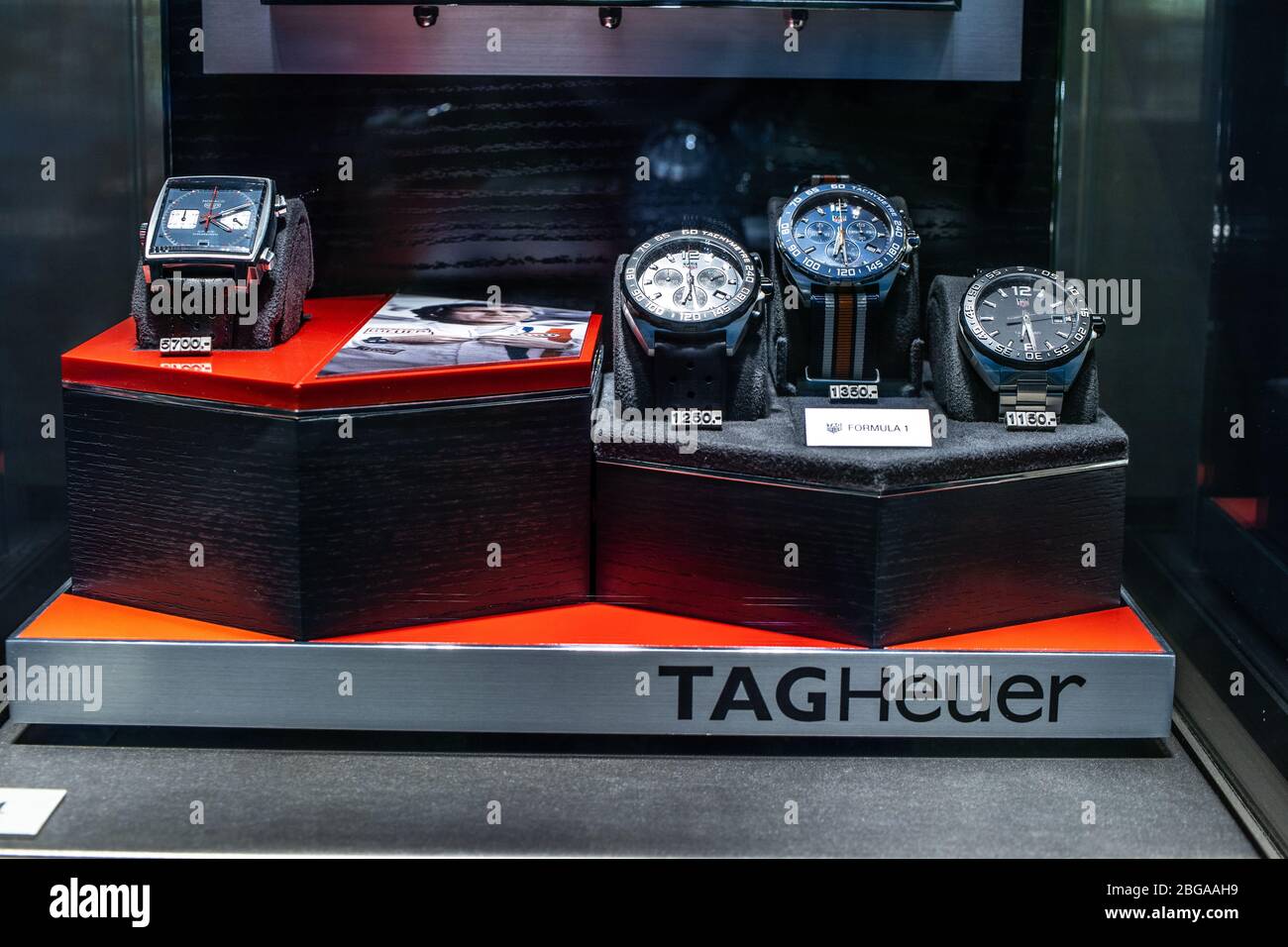 Ginevra, Svizzera, marzo 2020 TAG Heuer vetrina con orologi meccanici alla  moda in vendita, TAG Heuer è di lusso svizzera produttore di orologi Foto  stock - Alamy