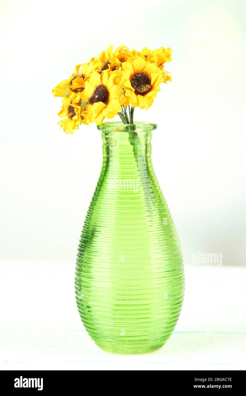 Vaso decorativo con fiori isolati su bianco Foto Stock