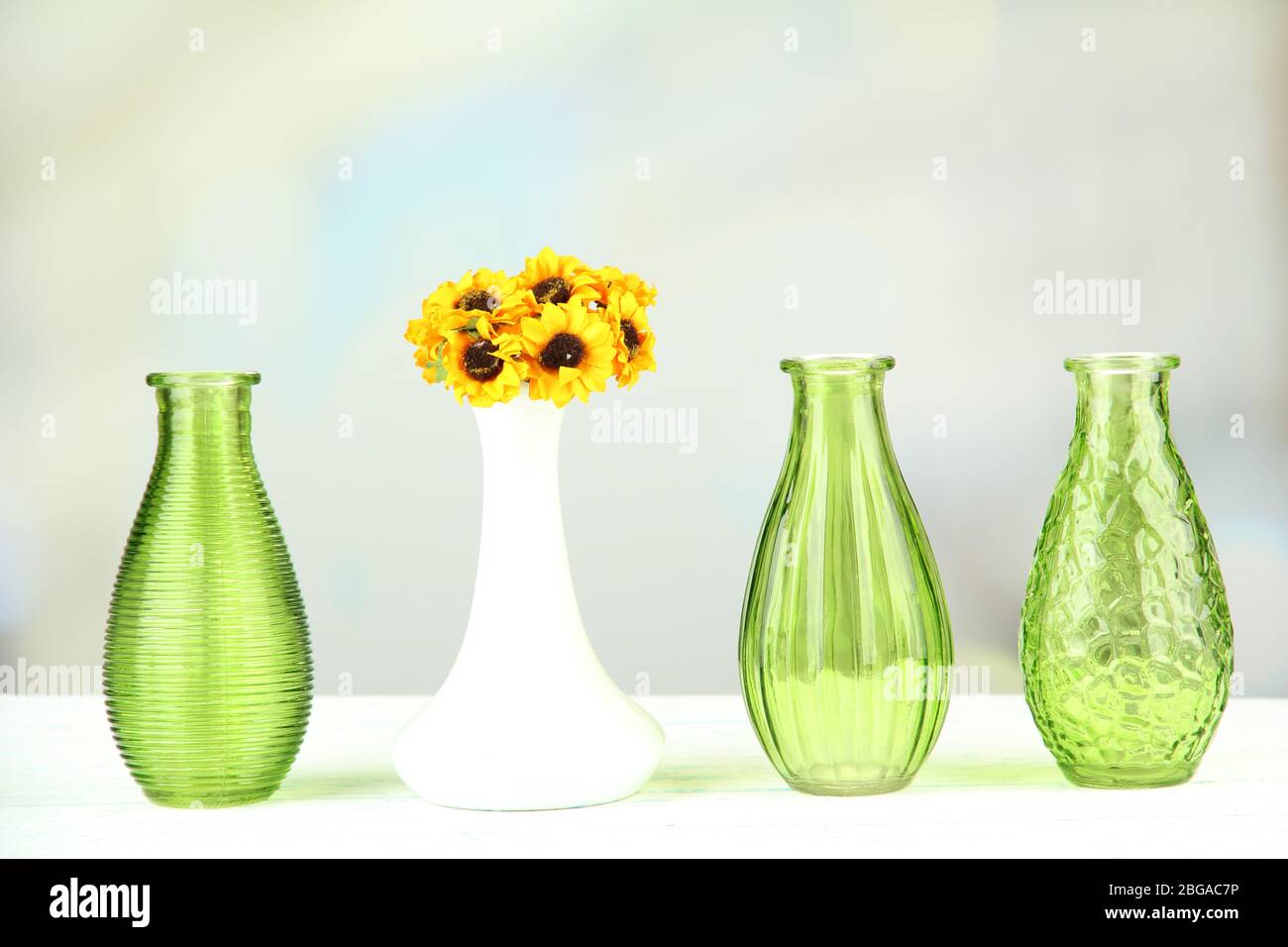 Diversi vasi decorativi su ripiano su sfondo chiaro Foto Stock