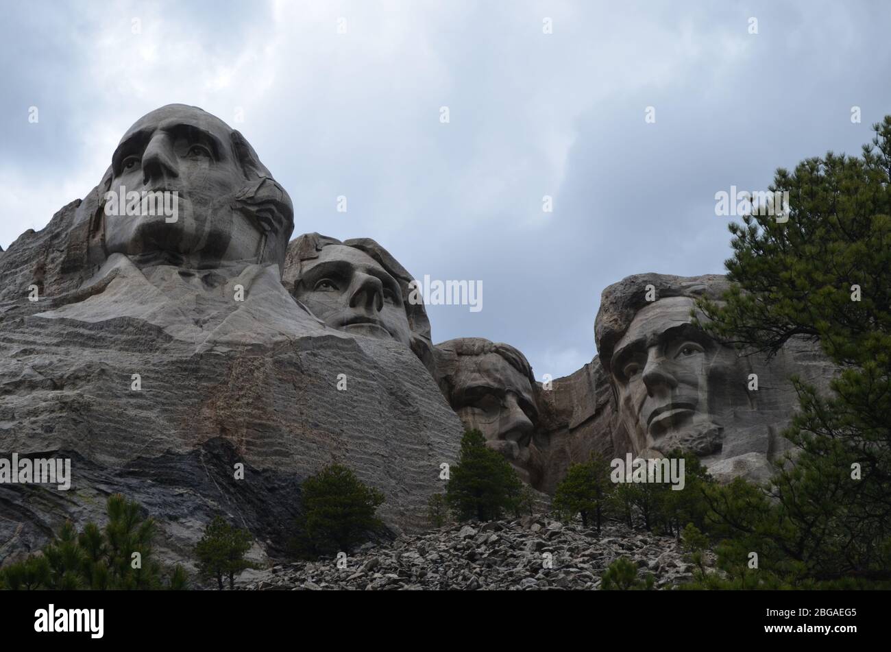 Tarda primavera nelle Black Hills del South Dakota: Monumento nazionale del Monte Rushmore visto dalla terrazza di Talus lungo il sentiero presidenziale Foto Stock