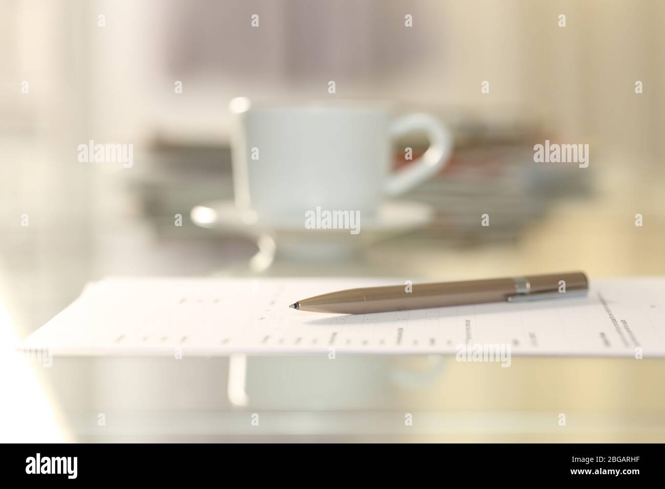Primo piano del documento su una scrivania con la penna sopra Foto Stock