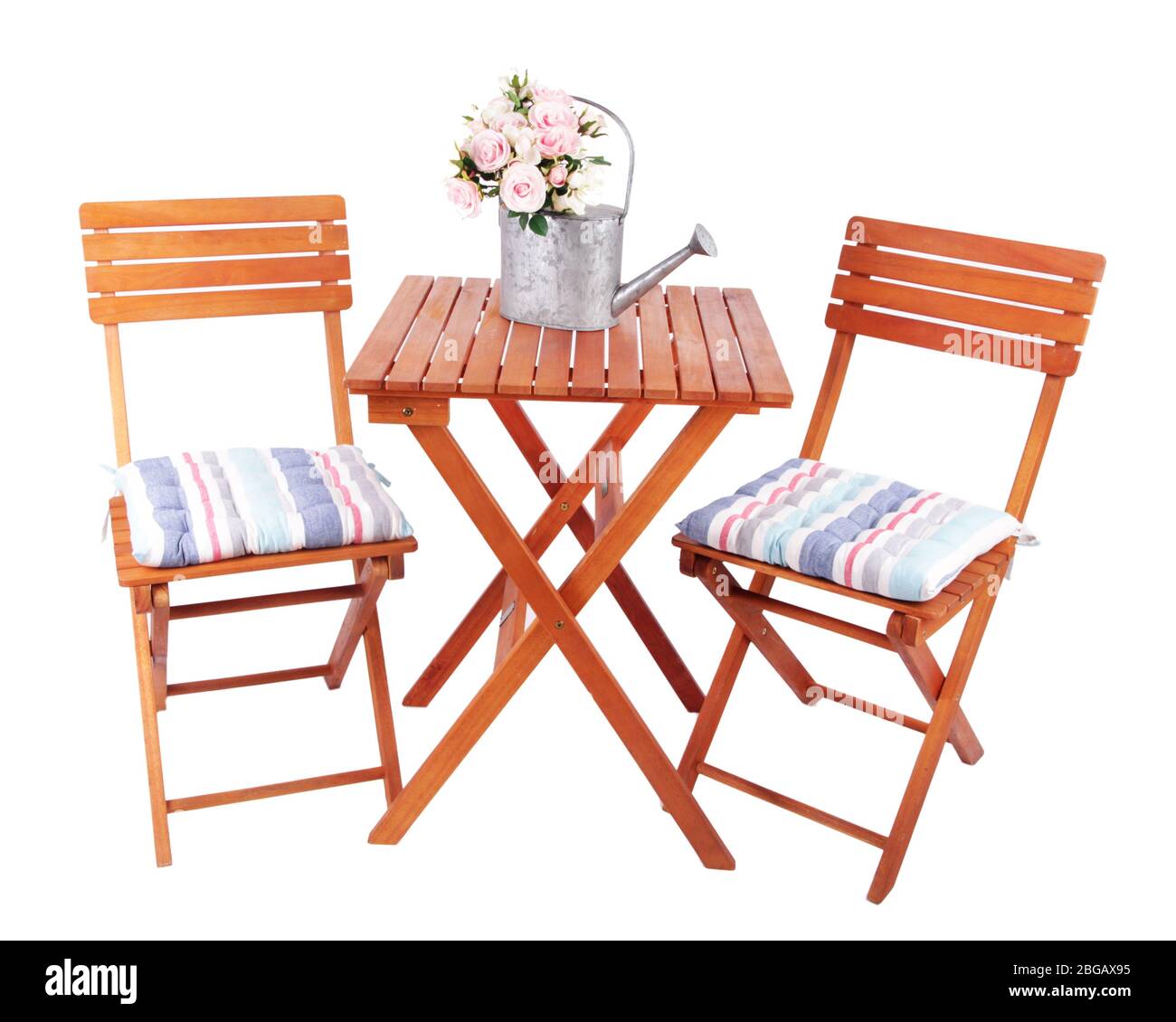 Sedie da giardino e tavolo isolato su bianco Foto Stock