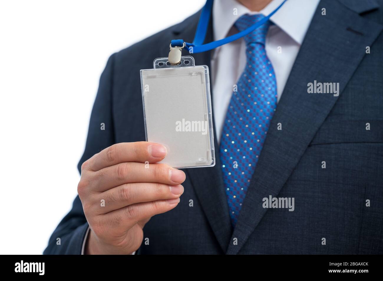 Imprenditore della tuta che indossa un vuoto tag ID o nome scheda su un cordino a una fiera o conferenza Foto Stock