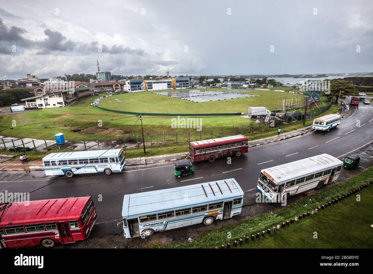 Galle, Sri Lanka. 1 agosto 2016: Stadio internazionale di cricket. Nella città di Galle in Sri Lanka. Alcuni autobus parcheggiati sulla strada. Foto Stock