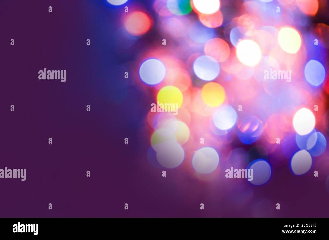 Sfocatura astratta luce bokeh. Sfocatura dell'immagine di sfondo. Sfondo viola. Foto Stock
