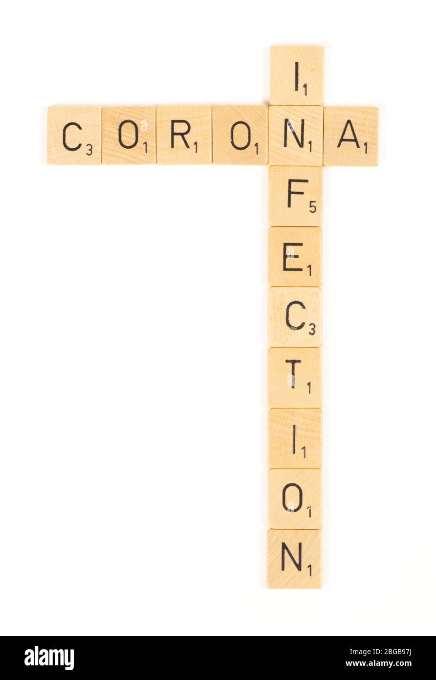 Lettere scrable per infezione da corona, isolate su sfondo bianco Foto Stock Lettere scrable per infezione da corona, isolate su sfondo bianco Foto Stock