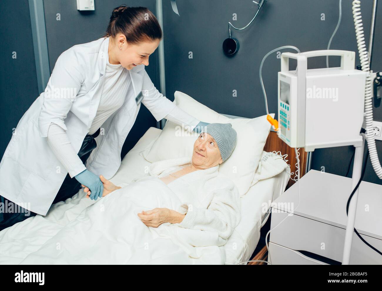 Oncologo è molto soddisfatto dei buoni risultati del trattamento del cancro in una paziente anziana della donna. Chemioterapia, cancro. Foto Stock