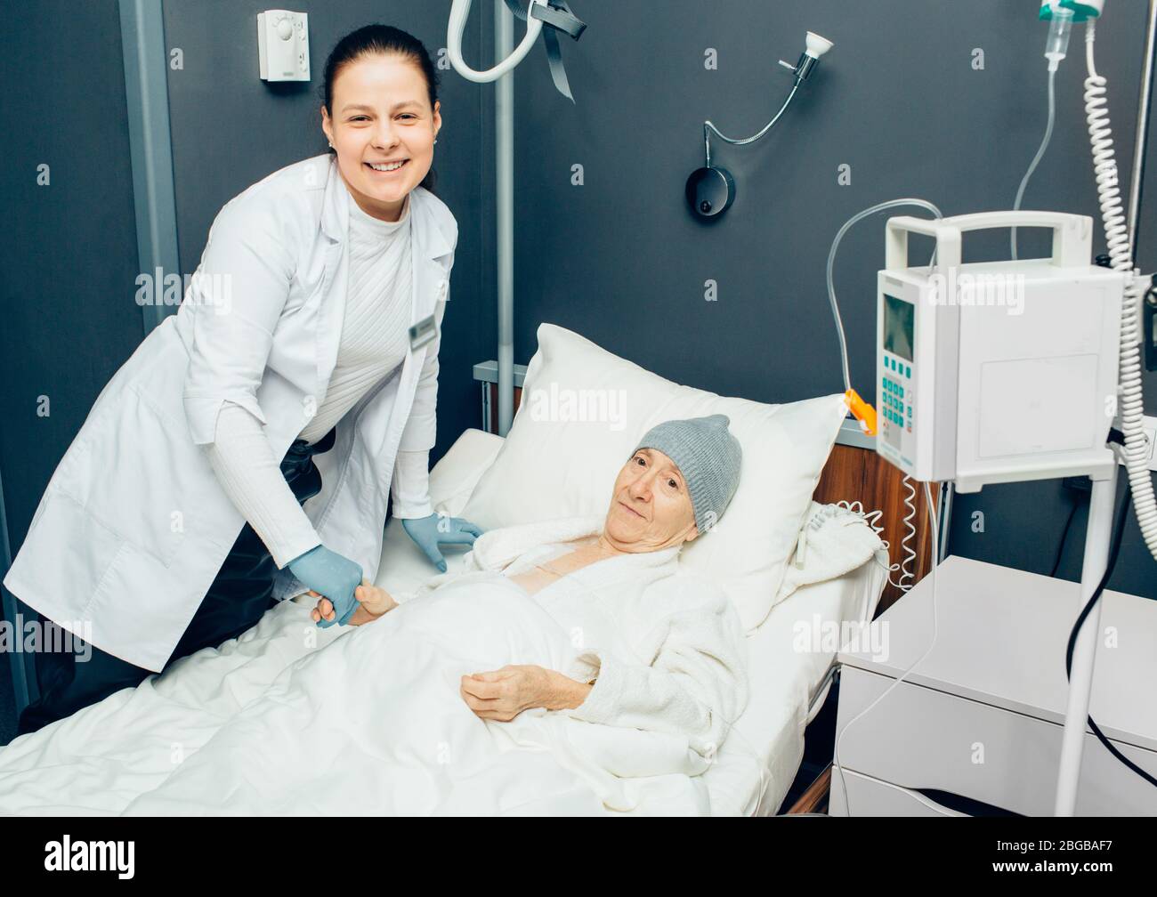 Oncologo è molto soddisfatto dei buoni risultati del trattamento del cancro in una paziente anziana della donna. Chemioterapia, cancro. Foto Stock