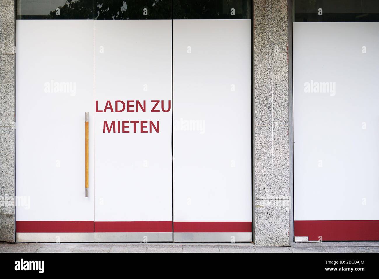 Tedesco cartello di posti vacanti sul fronte magazzino - Laden zu mieten traduce come negozio per lasciare Foto Stock