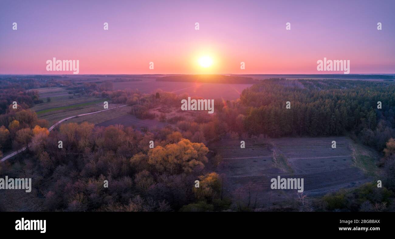 Vista dall'alto della campagna in serata. Cielo rosa al tramonto Foto Stock
