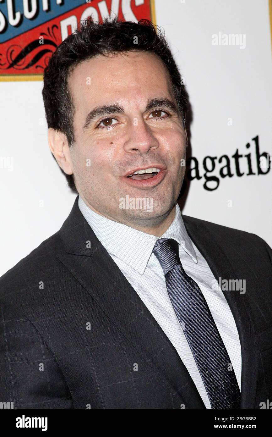 New York, NY, USA. 31 ottobre 2010. Mario Cantone al 'Scottsboro Boys' Broadway notte di apertura al Lyceum Theatre. Credito: Steve Mack/Alamy Foto Stock