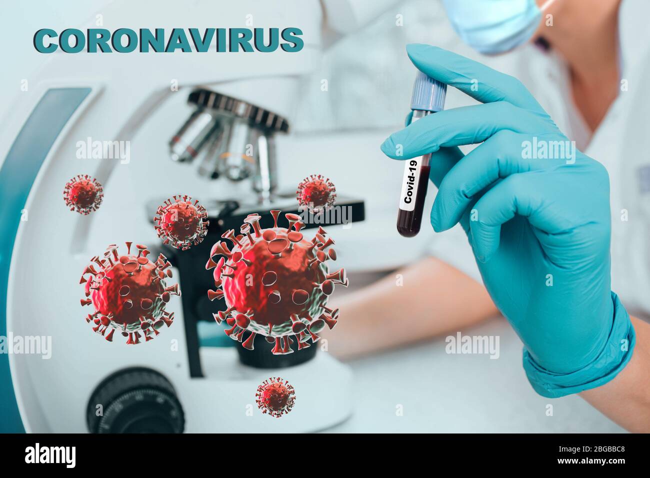 Microbiologo che esamina un campione di sangue con una malattia da coronavirus utilizzando un microscopio per cercare un vaccino. Vaccino contro il coronavirus. Pandemico. E. Globale Foto Stock