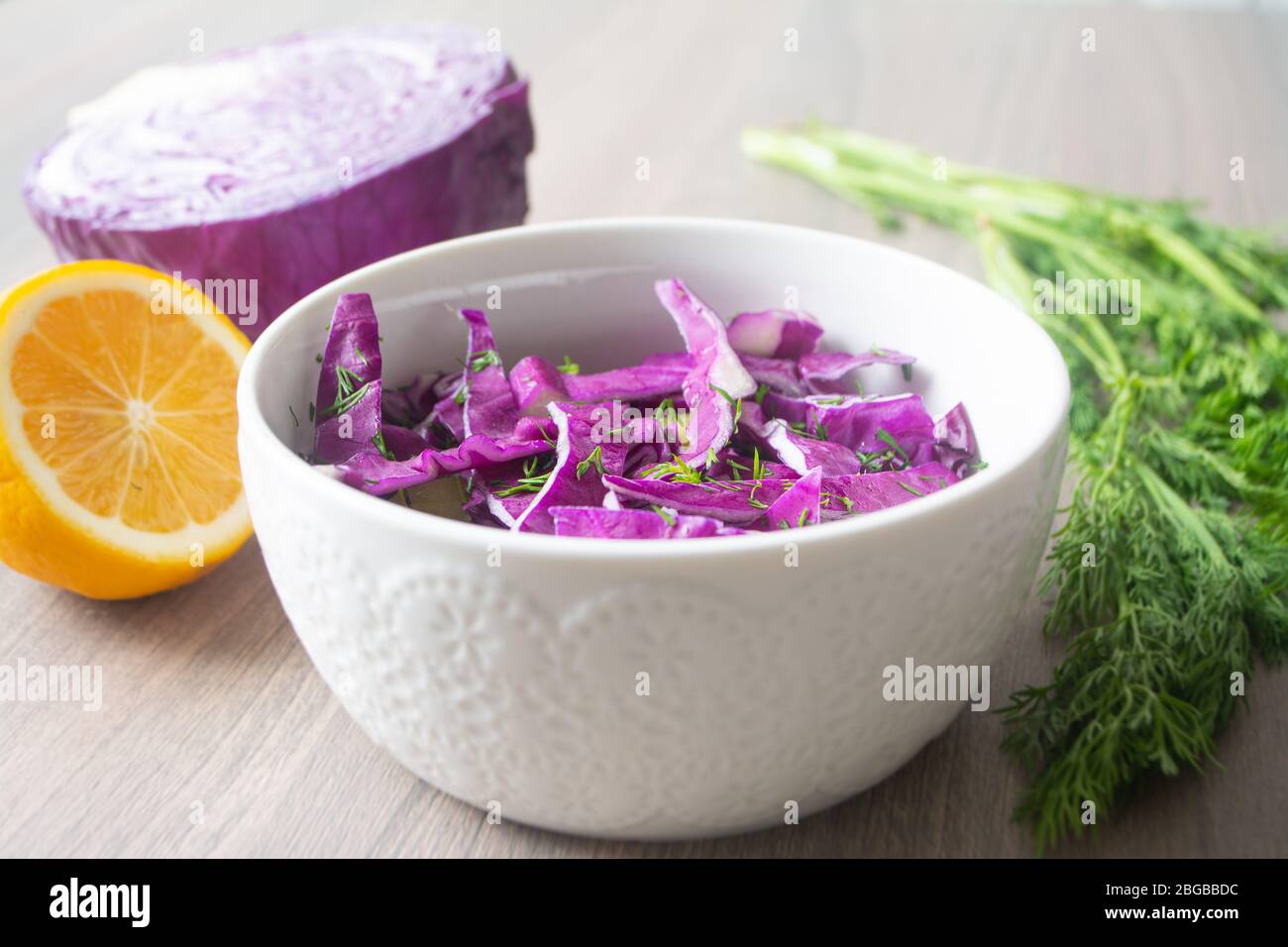 Insalata fresca di cavolo rosso con aneto e succo di limone Foto Stock